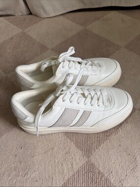Women’s cute tennis shoe, size 9.5. Originally from a Boutique.